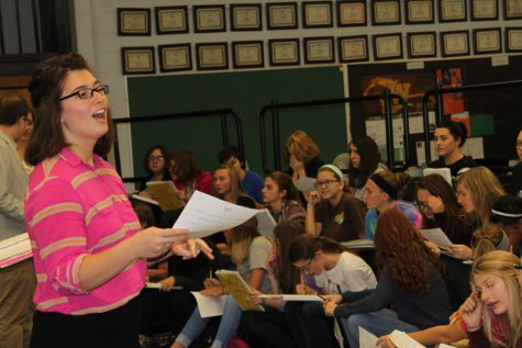 Bodien helps members of Cantus Femina figure out the key signature of the sight reading.