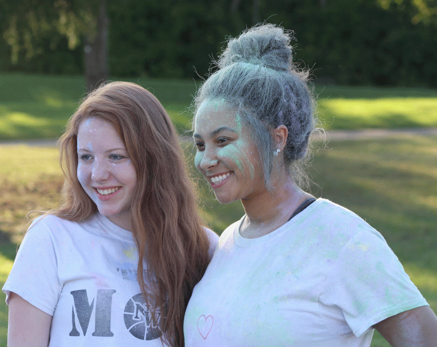  Junior Alayah Markiewicz and Senior Mariah White look delighted while smiling for a picture.
